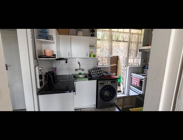 2 BEDROOM TOWNHOUSE FOR SALE IN ROODEPOORT